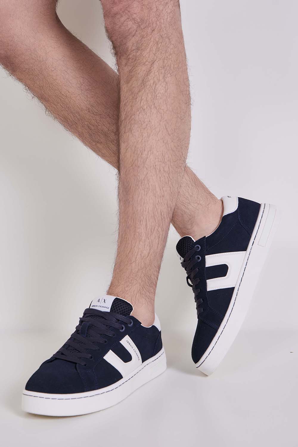 תמונת כל הלוק של נעלי סניקרס